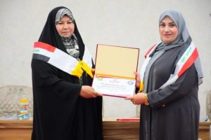 تكريم مسؤول وحدة الإكثار في جامعة النهرين خلال مهرجان الاستدامة في جامعة القادسية